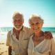 Pareja de ancianos felices porque tienen seguro de salud