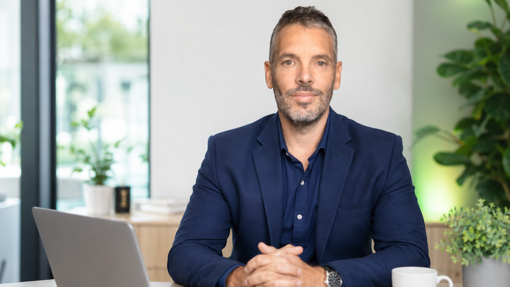 David Buendía, agente exclusivo de DKV Seguros, en sesión de asesoramiento